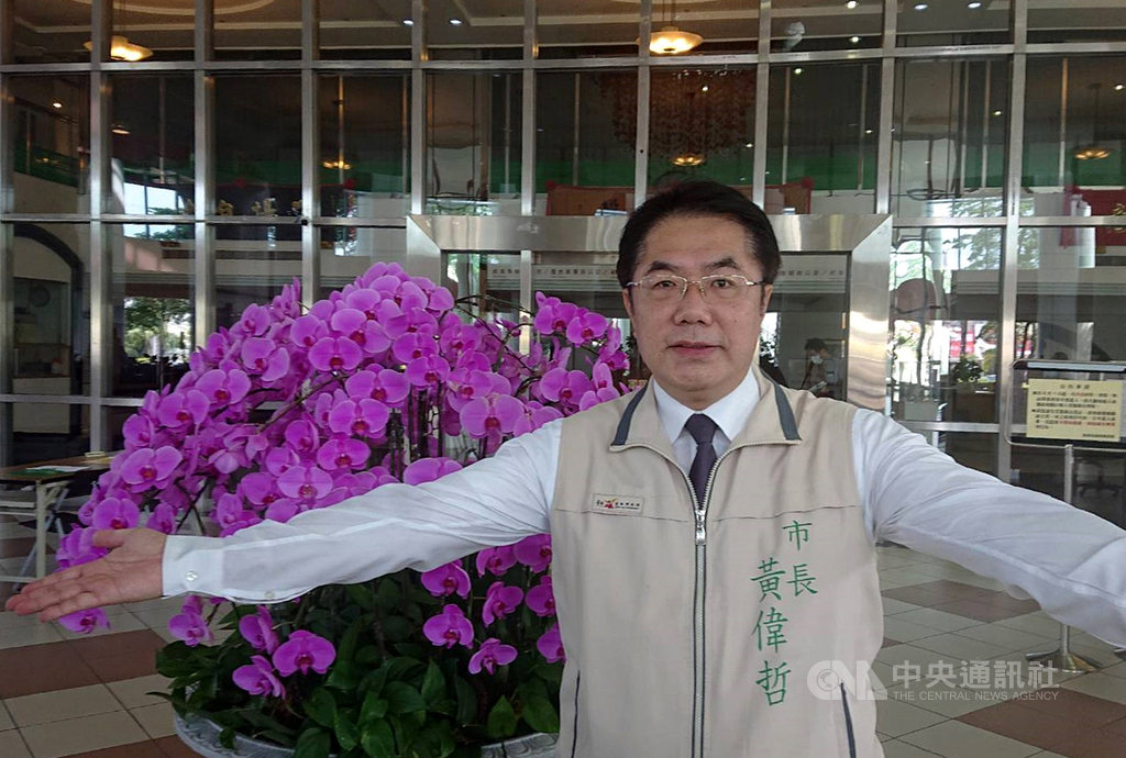 台南市長黃偉哲(圖)26日在議會接受媒體聯訪時表示,初步敲定安排衛福部長陳時中於30日、31日造訪台南,並於台南召開例行的防疫記者會。中央社記者楊思瑞攝 109年5月26日