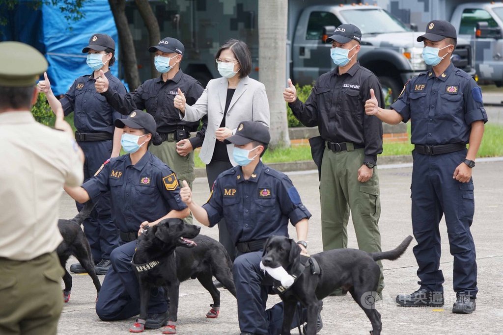 總統蔡英文(後中)26日前往憲兵指揮部忠貞營區視導,相關人員展示緝毒犬訓練成果後,與蔡總統合影留念。中央社記者徐肇昌攝 109年5月26日
