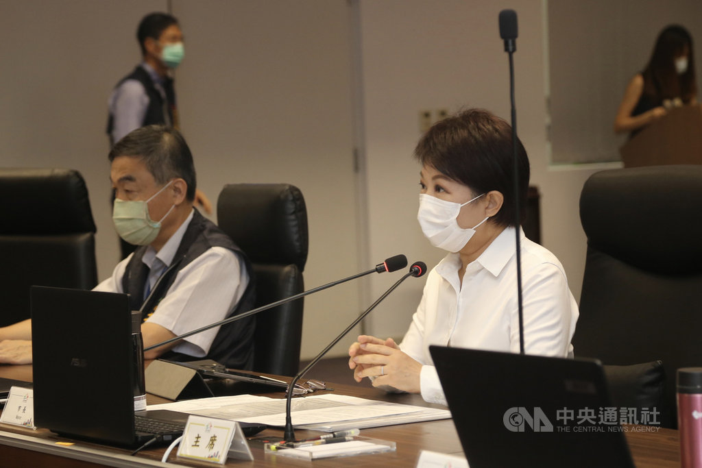 國內疫情趨緩,台中市長盧秀燕(前右)26日在市政會議中宣布,高中職以下校園將實施第二階段解禁,自6月1日開始,各校平日下午6時、學生放學後,開放校園戶外場地,讓市民入校運動休憩。(台中市政府提供)中央社記者郝雪卿傳真 109年5月26日