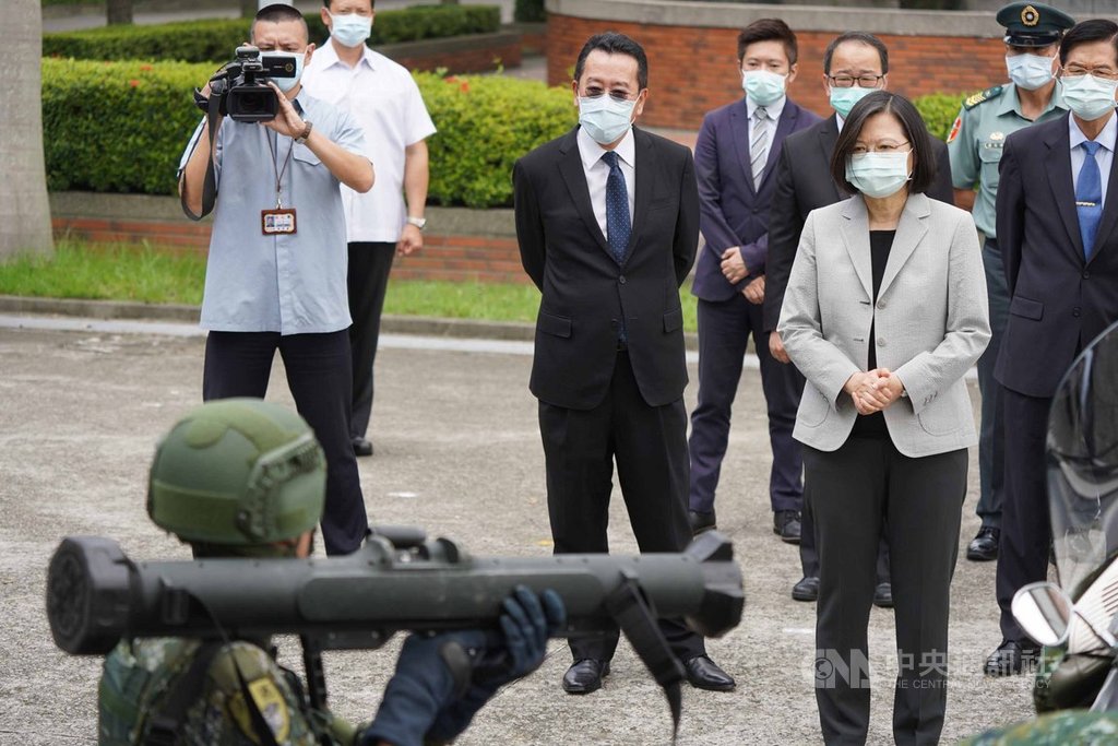 總統蔡英文(前右)26日視導憲兵指揮部,憲兵快速反應連首次公開配備中山科學研究院研發的紅隼反裝甲火箭彈。中央社記者徐肇昌攝 109年5月26日