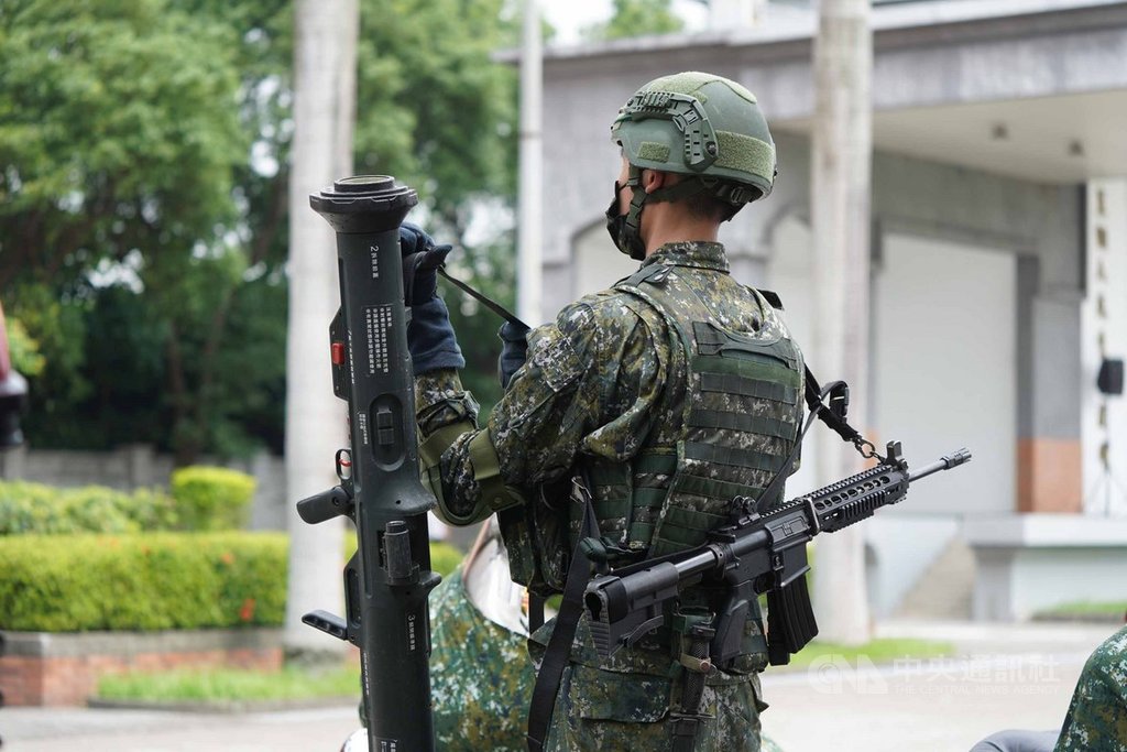 憲兵快速反應連26日首次公開展示所配備的中科院研發紅隼反裝甲火箭彈,可有效執行反裝甲任務,以達衛戍區反擊、反滲透與反空(機)降作戰目標。中央社記者徐肇昌攝 109年5月26日