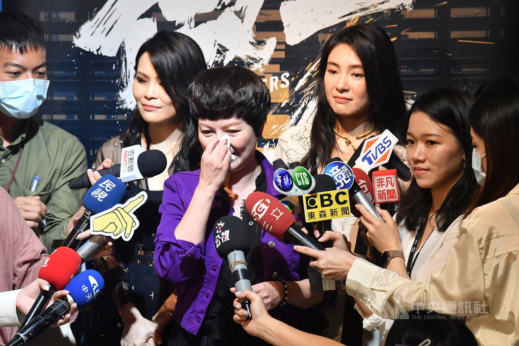 台劇「做工的人」26日舉辦演員聯訪,藝人苗可麗(左3)、曾珮瑜(右3)與周蕙(左2)出席,談及驟逝的演員吳朋奉時,苗可麗忍不住落淚表示,盼大家多說他的好,讓他開心地走,「來世再見了」。中央社記者林俊耀攝 109年5月26日