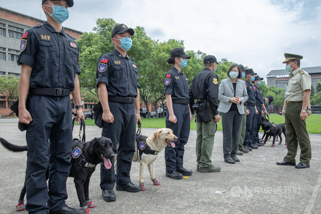 總統蔡英文26日前往忠貞營區視導憲兵指揮部,蔡總統視導快速反應連戰力及緝毒犬訓練成效展示。(總統府提供)中央社記者葉素萍傳真 109年5月26日