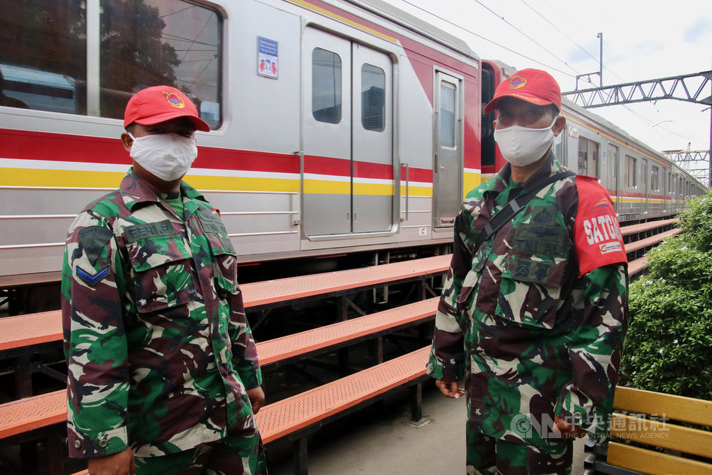 印尼國軍26日在雅加達南區的曼加拉車站駐守,確保民眾落實防疫新常態。印尼政府指出,將動員34萬軍警在1800個地方執勤,為解除封鎖做準備。中央社記者石秀娟雅加達攝 109年5月26日