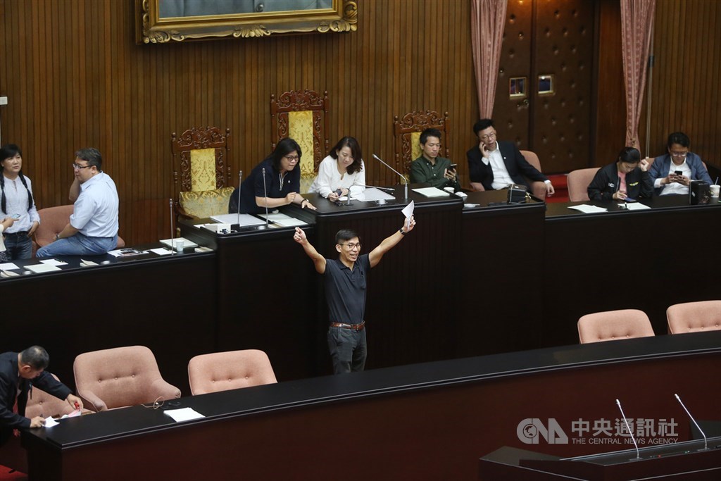 立法院26日將進行促進轉型正義委員會人事同意權案投票,民進黨立法院黨團書記長鍾佳濱(前左2)一早率領黨籍立委占據主席台,先行反制國民黨抗議行動,確保能順利投票。中央社記者鄭傑文攝 109年5月26日