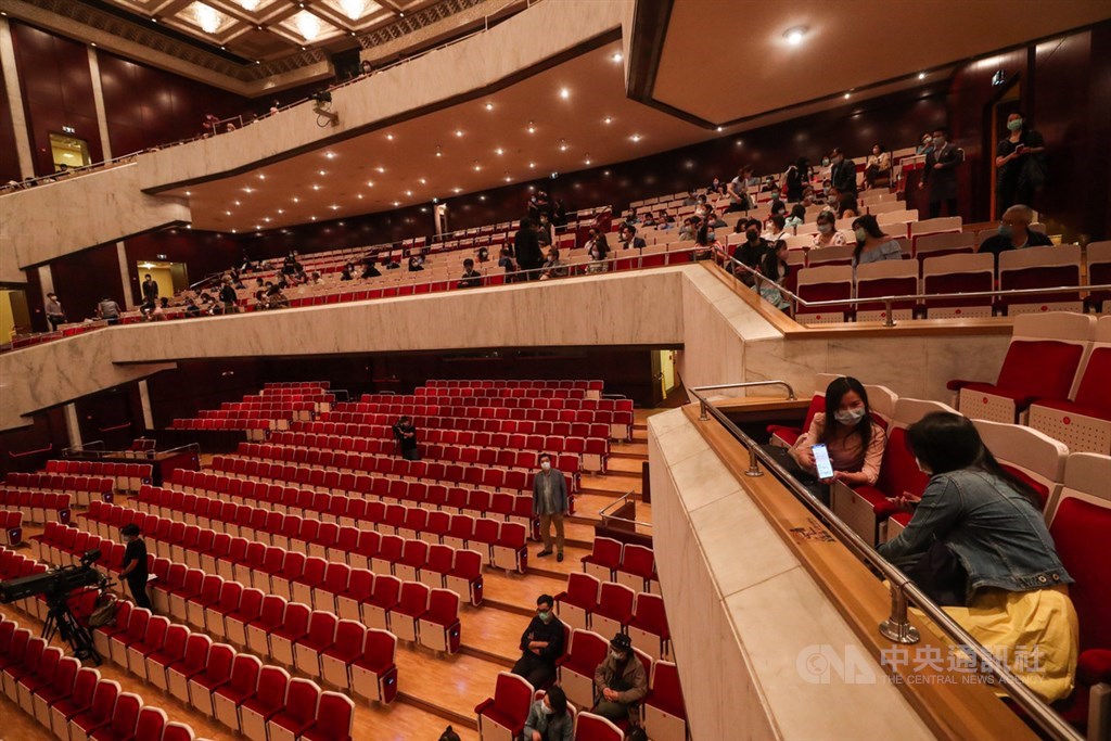 根據兩廳院售票系統統計,取消及延期演出節目的數量在3月份達到高峰,票房金額則較2019年同期相比,減少了3.2億。(中央社檔案照片)