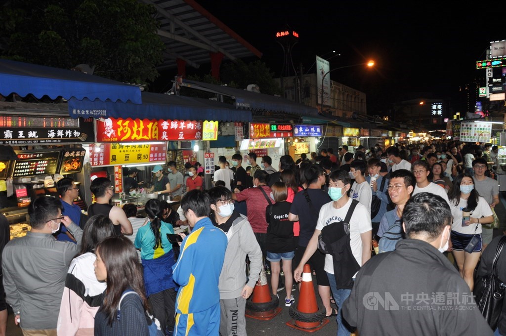 關於振興方案,行政院官員透露,行政院將依照既定規劃於暑假實施,6月中啟動實體券預約與電子支付的綁定措施,使用期限則仍待公布。圖為宜蘭羅東觀光夜市。(中央社檔案照片)
