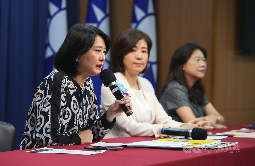 國民黨26日舉行「台灣第一位女性總統、女性閣員比例倒數第一」記者會,國民黨文傳會副主委王鴻薇(左起)、主委王育敏、副主委李永萍共同呼籲婦女朋友站出來抗議,不容民進黨持續漠視婦女參政權益。中央社謝佳璋攝 109年5月26日