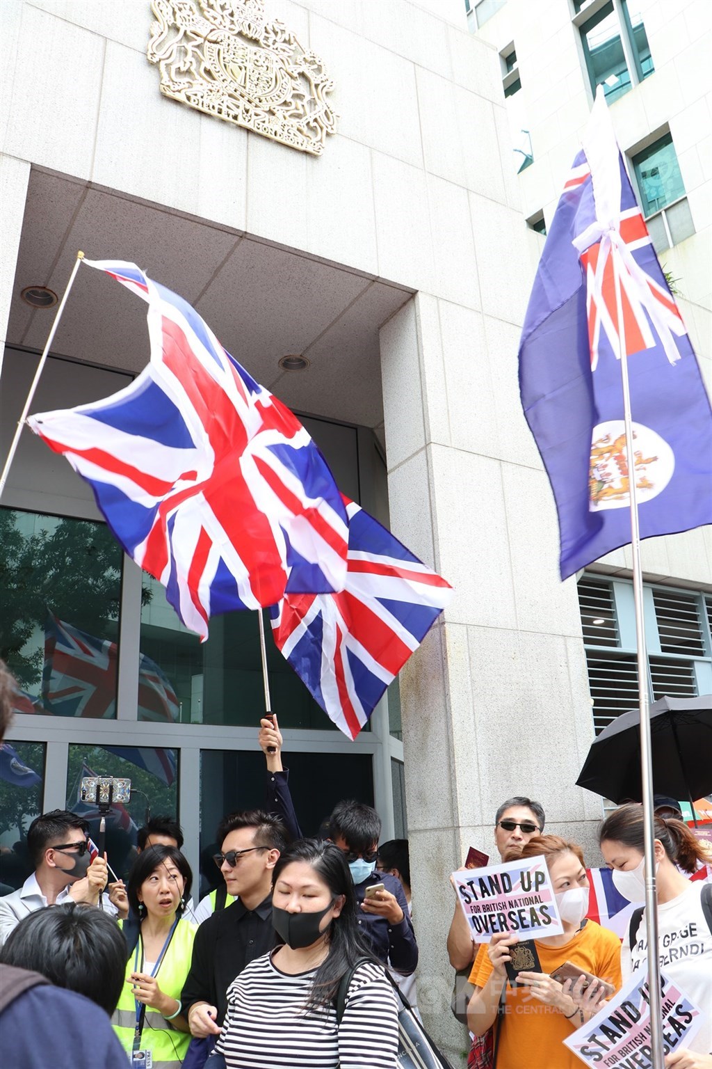 英國外相拉布28日表示,若中國繼續發布並施行國安法,將傷害並危害「基本法」及中英聯合聲明允諾的香港自治,同時傷害並侵犯中英聯合聲明給予的自由。圖為2019年9月1日反送中運動期間大批港人到英國駐香港總領事館請願。(檔案照片)中央社記者張謙香港攝