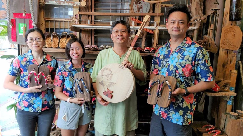 中央流行疫情指揮中心指揮官陳時中23日率防疫團隊逛墾丁大街,身上穿的花襯衫與腳上木屐爆紅;墾丁業者馬上推出「2020年最時髦旅遊穿搭:穿花襯衫與木屐逛恆春半島」。(屏東縣觀光協會提供)中央社 109年5月25日