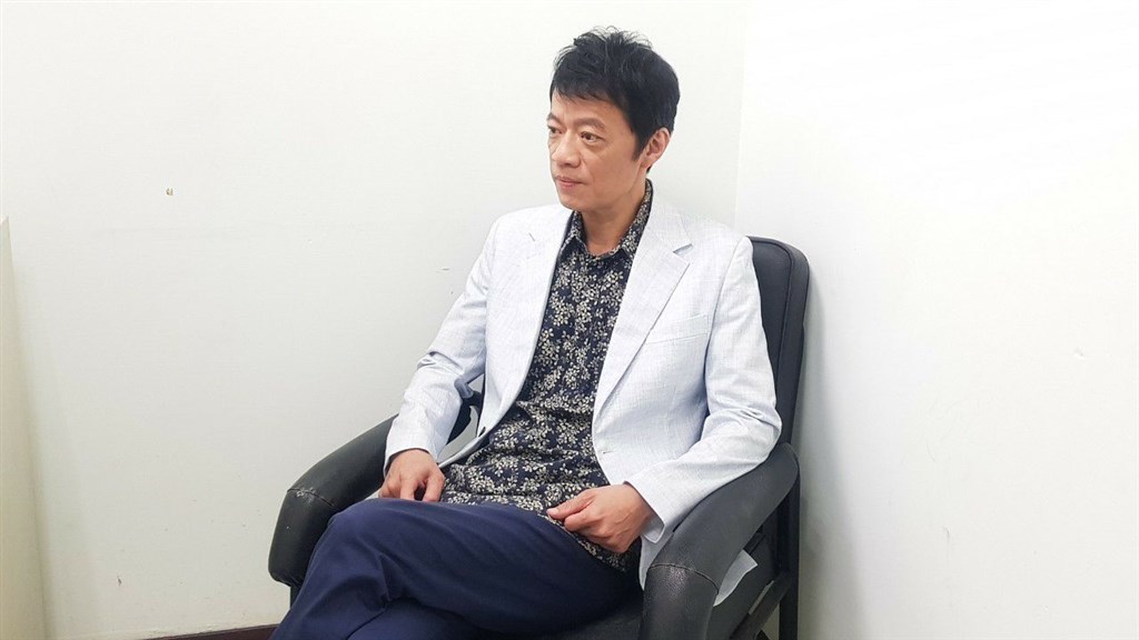 曾獲金鐘獎迷你劇集最佳男主角的55歲演員吳朋奉(圖),被親人發現倒臥家中死亡多時,法醫預定26日下午2時相驗死因。(圖取自facebook.com/pongfong)