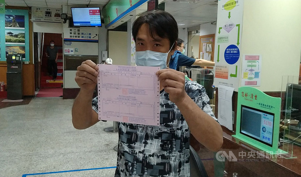 基隆市陳姓男子因未繳罰單,名下透天祖厝遭法拍,法務部行政執行署宜蘭分署日前撤銷拍賣後,陳男26日下午到基隆監理站繳清罰款,向媒體秀出收據。中央社記者王朝鈺攝 109年5月26日
