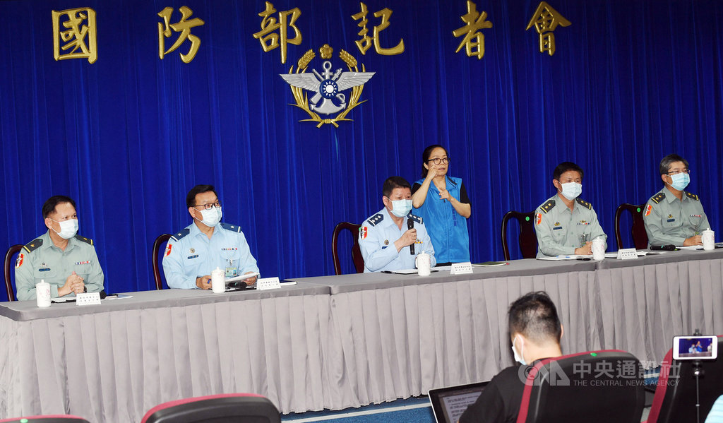 國防部26日傍晚召開記者會說明國軍防疫精進措施,,軍政副部長張哲平(左3)、法律事務司長沈世偉(左2)、軍醫局長陳建同(右)、總督察長黃國明(右2)、發言人史順文(左)等出席與會。中央社記者施宗暉攝 109年5月26日