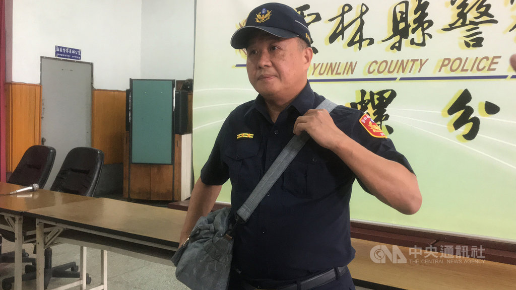 曾姓男子24日上午騎乘懸掛失竊車牌機車在雲林縣西螺鎮犯案,西螺分局副分局長黃仁男(圖)26日說明,呼籲民眾帶包包上街應斜背、朝車道反側,以防遭搶。 中央社記者姜宜菁攝 109年5月26日