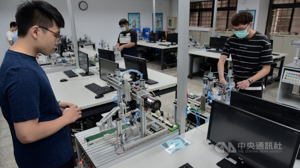 國立屏東大學設立智慧機器人學系,26日揭牌,學系前身為電腦與智慧型機器人學士學位學程,已培養許多機器人領域人才。(屏東大學提供)中央社記者郭芷瑄傳真 109年5月26日