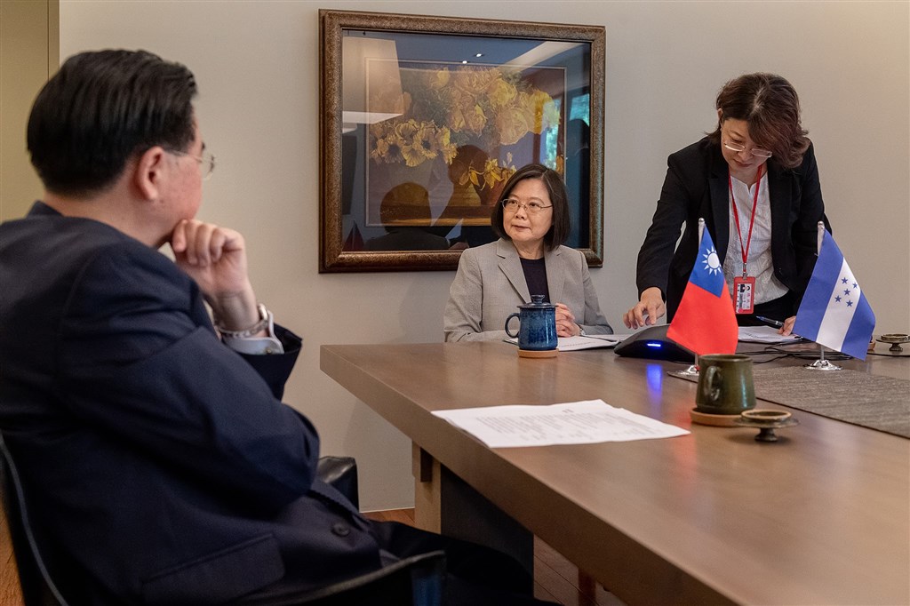 宏都拉斯共和國總統葉南德茲26日上午致電總統蔡英文(中),除祝賀蔡總統順利連任,葉南德茲更強調他是台灣堅定的友人,重申台宏兩國間的邦誼堅定篤睦。(總統府提供)