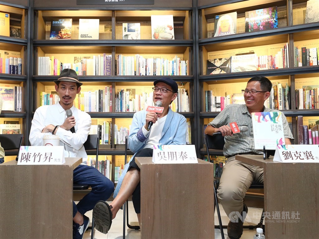作家劉克襄(右)發文表示曾與演員吳朋奉(中)在「做伙走台步」新書座談體悟台語精髓,「可惜日後無緣再討教了。」(中央社檔案照片)