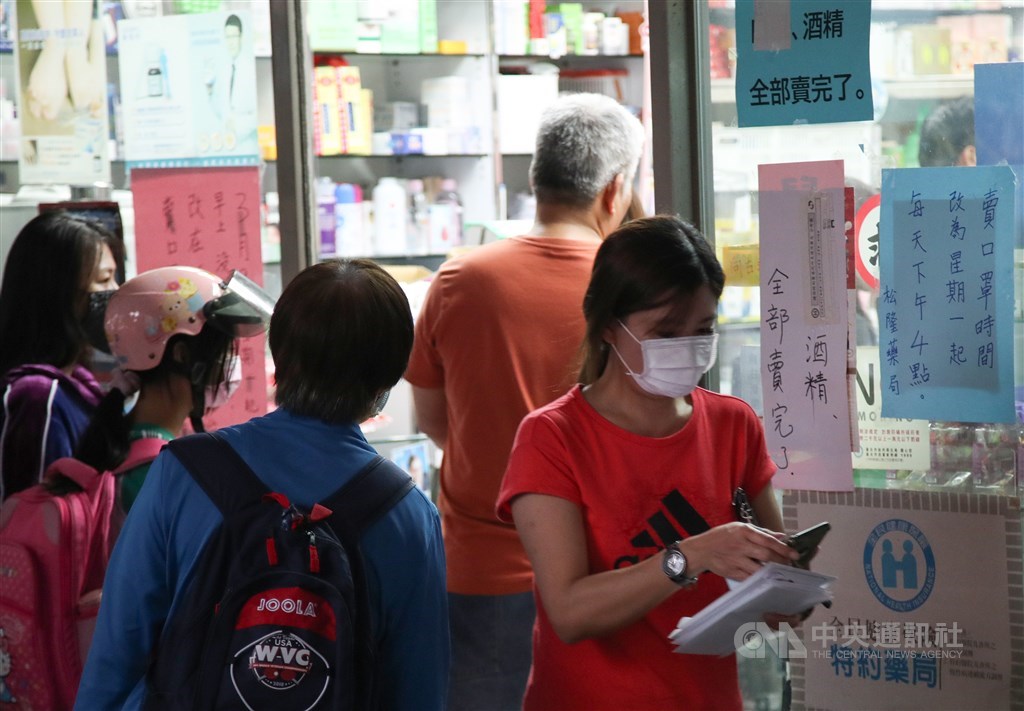口罩禁令將於6月1日解除,口罩不僅可以外銷,也能在國內販售。圖為民眾上藥局買口罩。(中央社檔案照片)