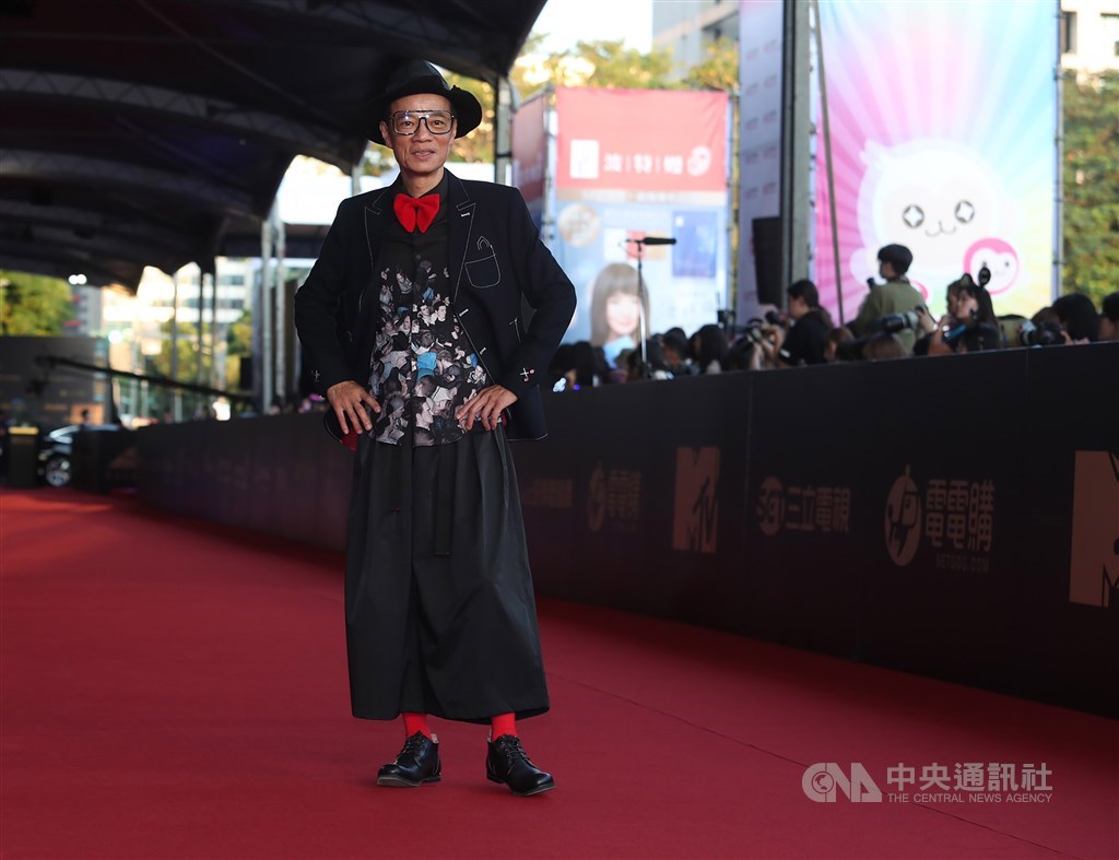 演員吳朋奉(前)驟逝消息,令廣大影迷震驚。曾一起合作「父後七日」、「阿莉芙」2部電影的導演王育麟也在臉書發文哀悼,不捨老友離世。(中央社檔案照片)