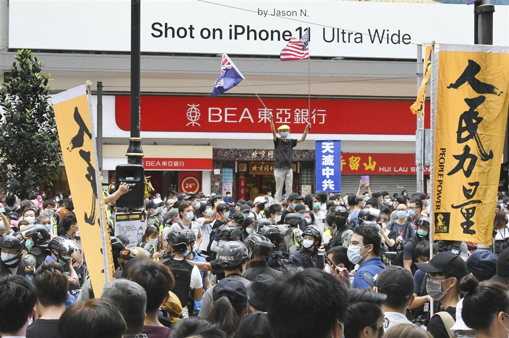 經濟學人指出,中國選在全世界因2019冠狀病毒疾病焦頭爛額、大型抗爭行動因保持社交距離而難以施展的時刻,以較為安靜的手段強推「港版國安法」,告訴大家誰才是老大。圖為香港民眾24日上街抗議「港版國安法」。(共同社提供)