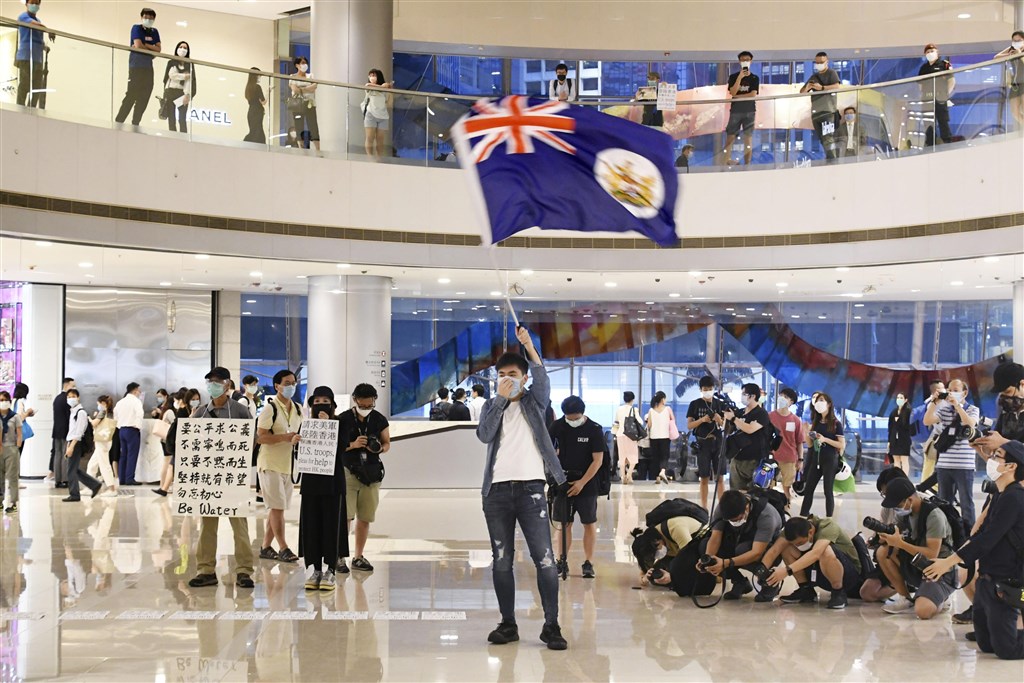 香港中環國際金融中心商場25日有民眾集會抗議港版國安法。(共同社提供)