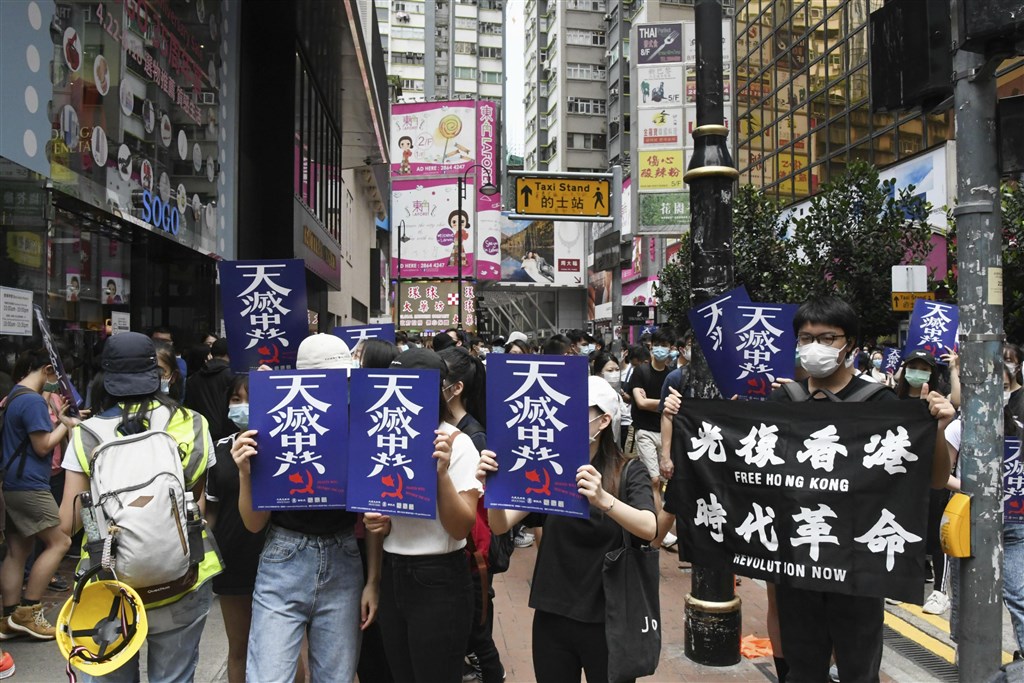 國安幕僚26日說,不會放棄香港,也會堅守台灣的國家利益,這是基本原則。圖為港人24日銅鑼灣示威,抗議港版國安法。(共同社提供)