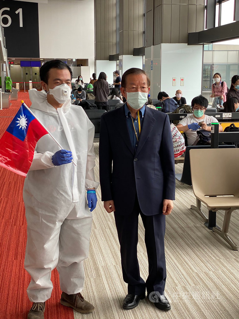 俄羅斯武漢肺炎疫情嚴峻,滯留當地的96名國人搭日本航空包機26日上午抵東京成田機場,下午轉機返回台灣。駐日代表謝長廷(右)率官員前往成田機場接機。(駐日代表處提供)中央社記者楊明珠東京傳真 109年5月26日