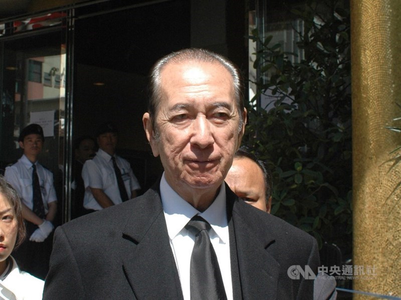 澳門「賭王」何鴻燊26日逝世享耆壽98歲。何鴻燊幼時家世從顯赫到中落,他轉赴澳門發展時,據說身上只有港幣10元,結果憑努力闖出事業締造賭王傳奇。(中央社檔案照片)