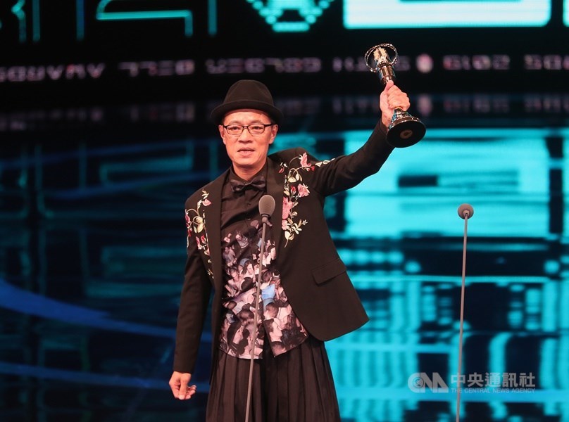 曾獲金鐘獎、金馬獎、台北電影節獎的55歲演員吳朋奉24日在家中過世。2019年第54屆金鐘獎頒獎典禮,吳朋奉奪得電視電影男主角獎,他同時擔任頒獎人,意外接下獎座。中央社記者張皓安攝 108年10月5日