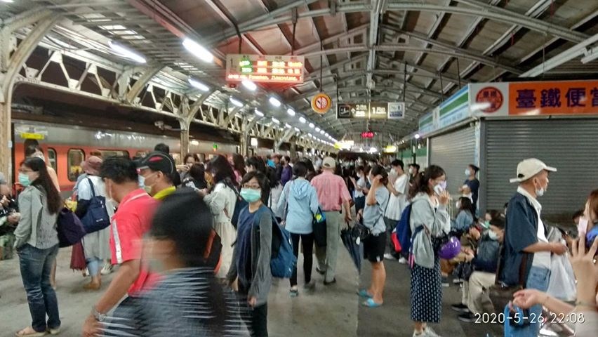 台鐵台南-保安間榮譽路平交道因大雨影響,導致路基掏空,改為單線行車。圖為台南火車站月台擠滿候車乘客。(民眾提供)