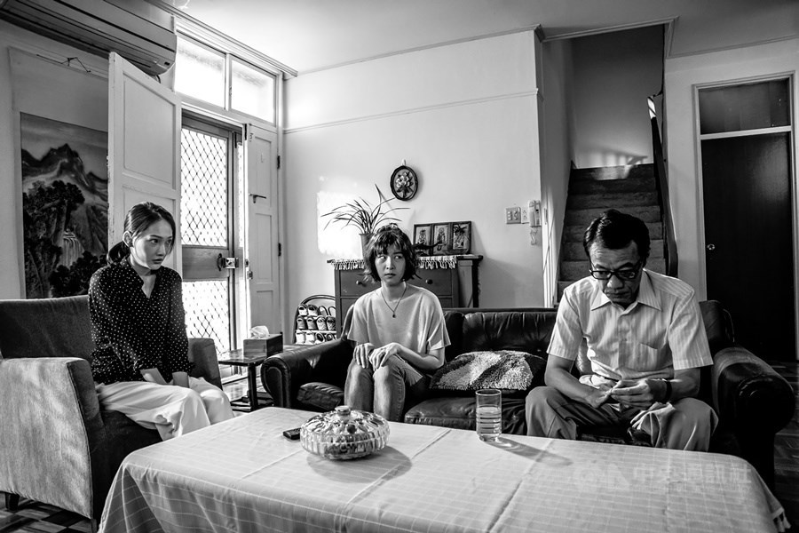 圖為金馬電影學院向台語電影致敬,「前世情人的情人」取材自台灣60年代經典台語愛情喜劇「三八新娘憨子婿」,金獎演員吳朋奉(右)、江沂宸(中)參演。(金馬執委會提供)