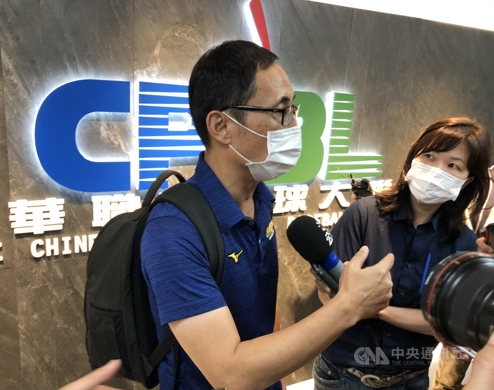 中華職棒中信兄弟隊24日與富邦悍將隊交手,卻有球迷用三字經辱罵悍將投手陳鴻文,遭球團與中職禁止入場觀賽且暫無期限,兄弟領隊劉志威(左)26日受訪表示,球迷可以激情,但要有底線。中央社記者謝靜雯攝 109年5月26日
