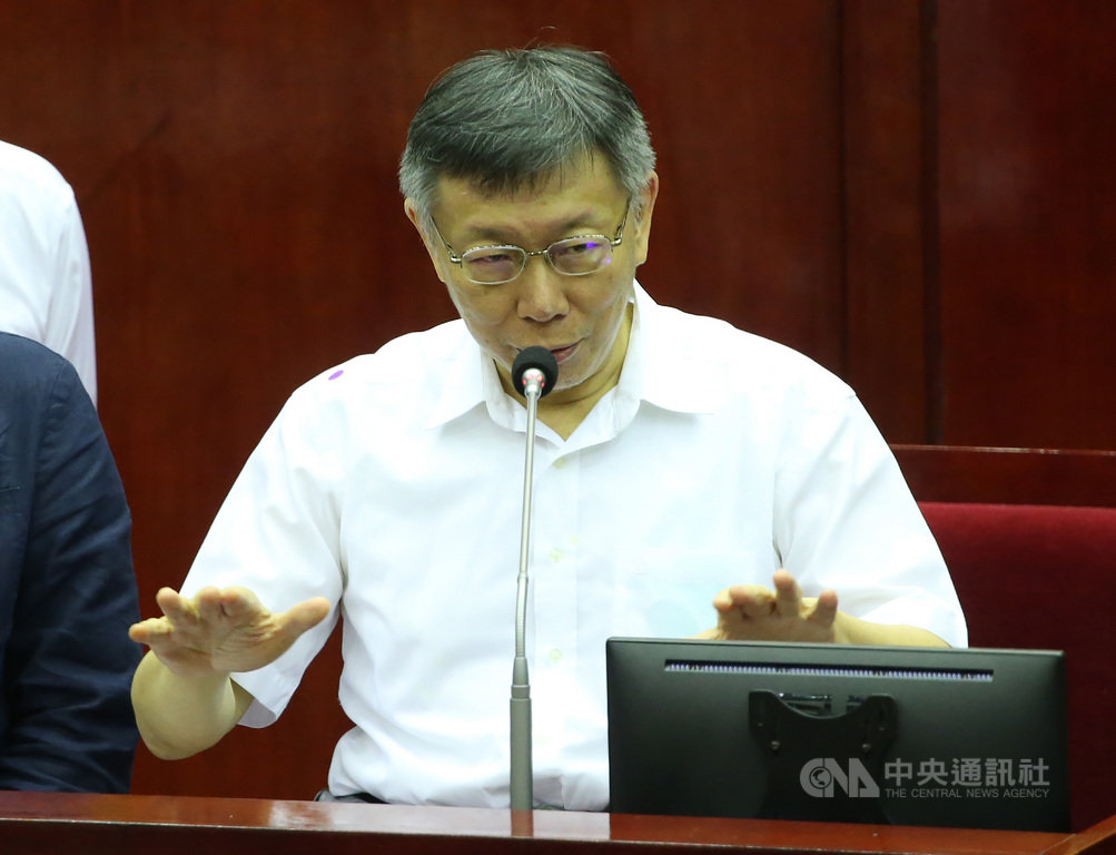 台北市長柯文哲日前在臉書提及「港版國安法」議題,市議員27日問是否會影響舉辦雙城論壇。柯文哲說,兩岸需要溝通有交流,他主張續辦雙城論壇,可研擬納入防疫作為。中央社記者鄭傑文攝 109年5月27日