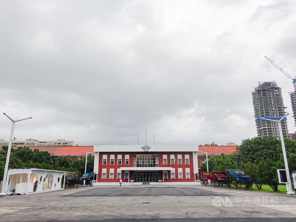 C-LAB空總台灣當代文化實驗場圍牆拆除,5月正式開放為無牆的文化美學公園,30、31日晚間將以光雕展演點亮古蹟建築。圖為空總戰情大樓。(空總台灣當代文化實驗場)中央社記者鄭景雯傳真 109年5月27日