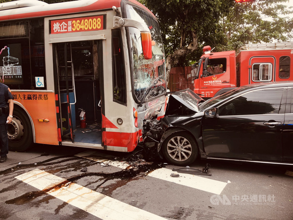 新北市土城區中央路一段27日下午發生公車與轎車相撞事故,轎車車頭全毀,車內駕駛及乘客共2人送醫。(民眾提供)中央社記者黃旭昇新北傳真 109年5月27日