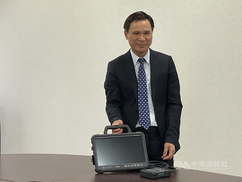 工業電腦廠融程電27日舉行股東常會,董事長呂谷清會後向媒體展示汽車檢測維修平板電腦,將於今年下半年開始出貨。中央社記者吳家豪攝 109年5月27日
