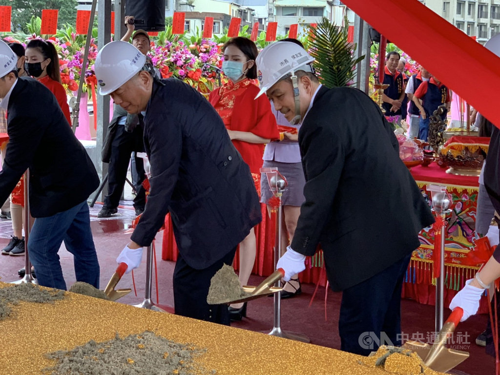 興富發建設透過新北招商一條龍,斥資新台幣15億元,在新北市金山打造五星級度假溫泉旅館「金山凱悅酒店」,新北市長侯友宜(前右)、興富發建設總裁鄭欽天(前左)27日一同參與開工動土典禮。中央社記者葉臻攝 109年5月27日
