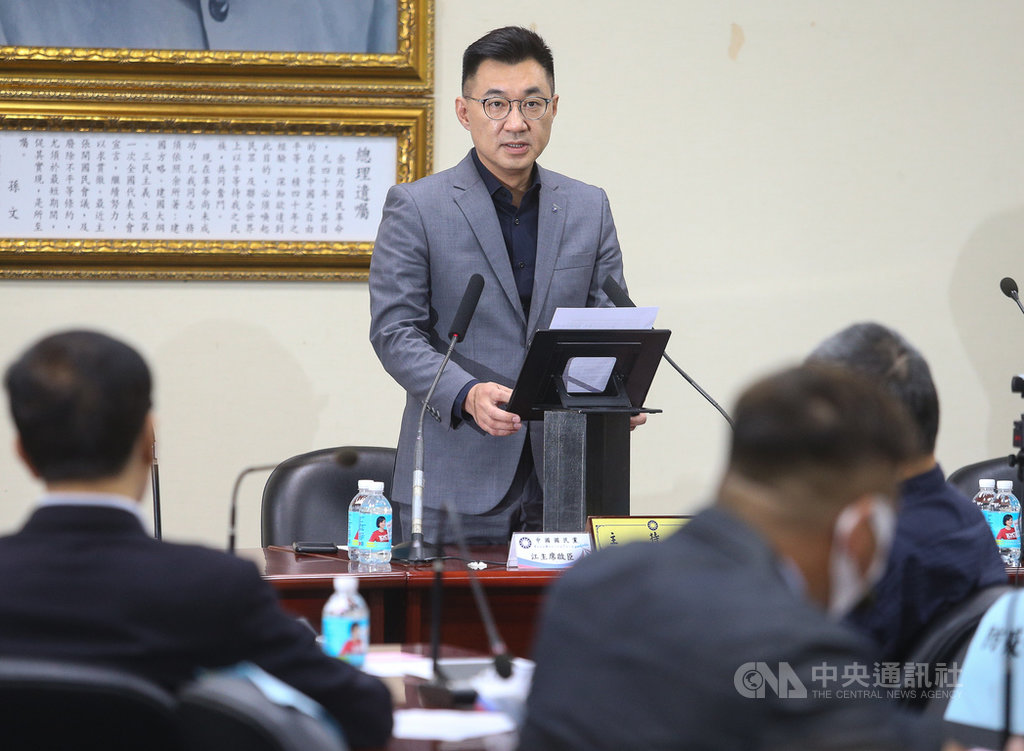 國民黨主席江啟臣(後)27日表示,再次懇求高雄鄉親投票前,重新思考,市府團隊的努力與成績,值得再給一次機會,繼續延續高雄的幸福。中央社記者謝佳璋攝 109年5月27日