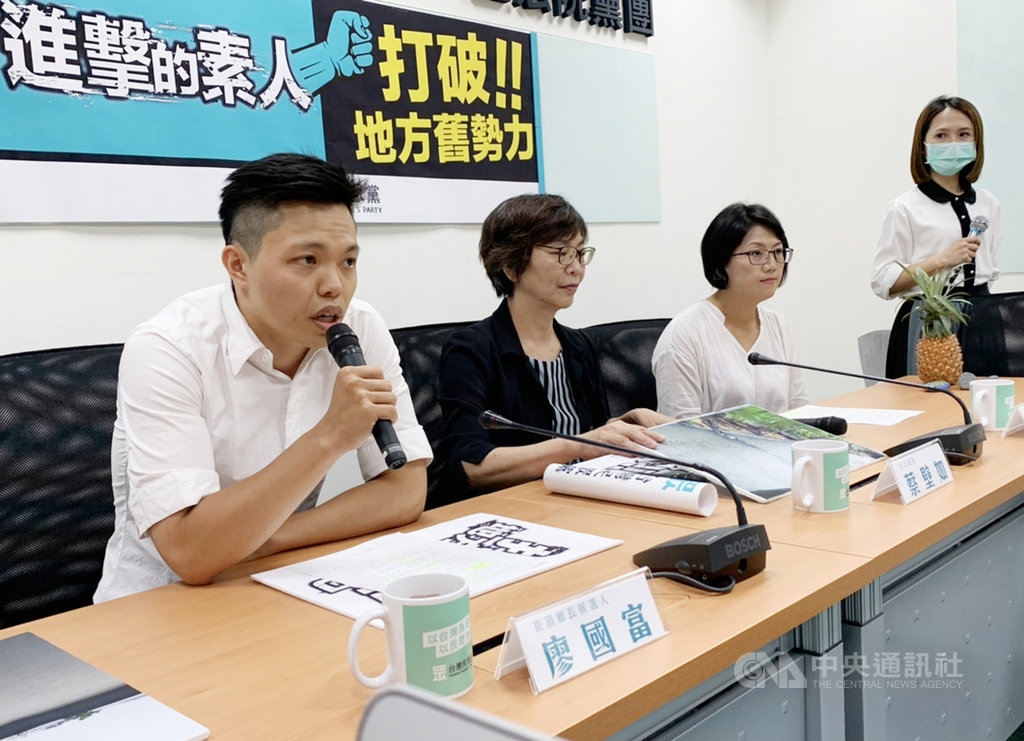 台灣民眾黨組織部召集人蔡壁如(左2)27日偕同無黨籍屏東縣崁頂鄉長參選人廖國富(左)舉行記者會。中央社記者郭建伸攝 109年5月27日