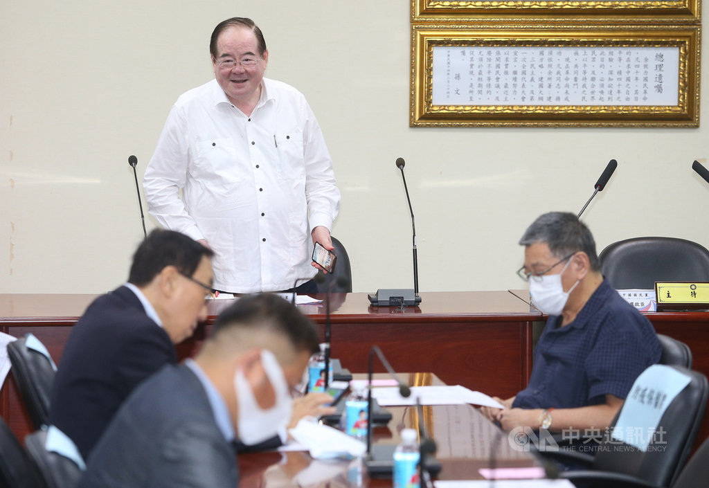 罷免高雄市長韓國瑜案6月6日投票,外傳韓陣營拒絕國民黨主席江啟臣等人的幫忙;國民黨秘書長李乾龍(後)27日表示,這是見縫插針,黨中央尊重韓國瑜對罷韓案的基調,不表示黨中央不關心,也沒有熱臉貼冷屁股的問題。中央社記者謝佳璋攝 109年5月27日