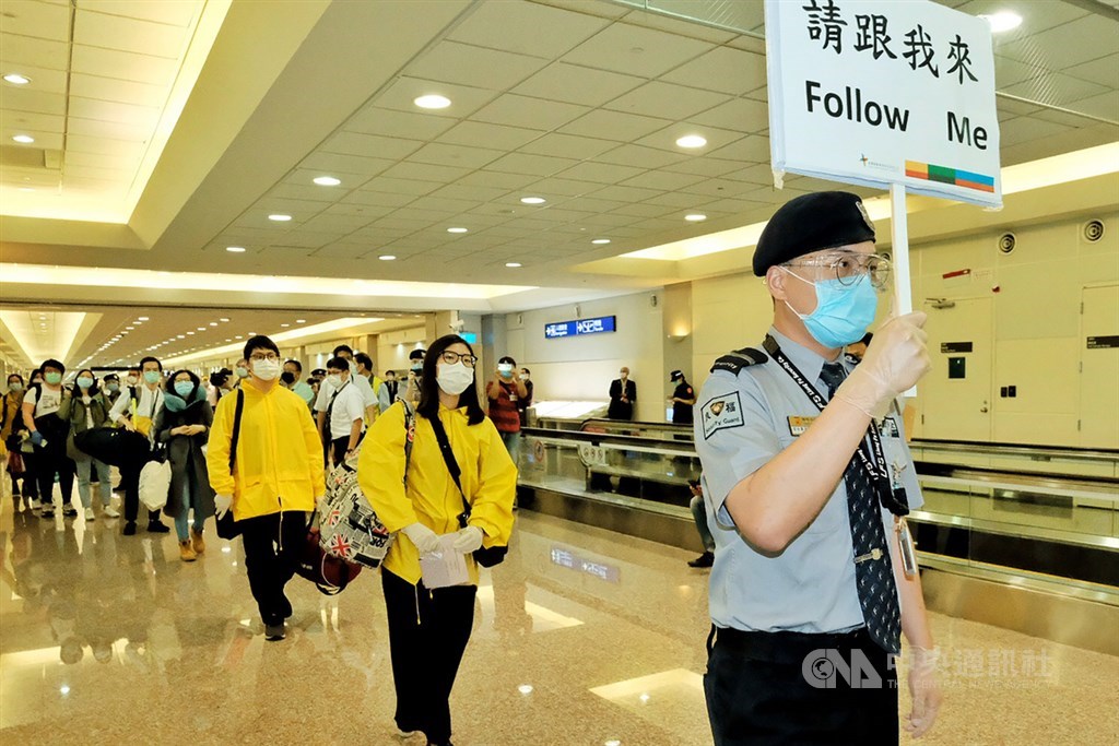 94名國人與2名俄籍配偶26日從俄羅斯飛抵日本並轉機返台,桃園國際機場國境單位人員表示,有9人在2週內曾出現呼吸道症狀。圖為26日旅客們在機場採檢後,出發前往檢疫所集中隔離檢疫。中央社記者吳睿騏桃園機場攝 109年5月26日