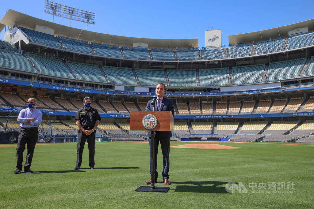 美國洛杉磯市長賈西迪(Eric Garcetti)(前)26日在洛杉磯道奇隊的棒球場草皮上,宣布設置在球場外停車場的篩檢站啟用。(市長辦公室提供)中央社記者林宏翰洛杉磯傳真 109年5月27日