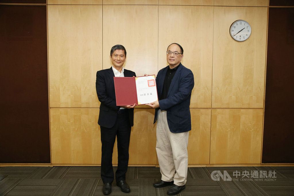 國家電影及視聽文化中心26日舉行首屆董監事會議,由文化部長李永得(左)頒發聘書給董事長藍祖蔚(右)。(國家電影及視聽文化中心提供)中央社記者王心妤傳真 109年5月27日