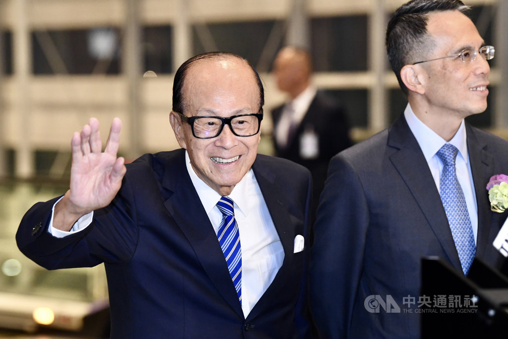 香港富商李嘉誠(左)27日接受當地左派媒體專訪時表示,通過「港區維護國家安全法」,希望可以「紓緩中央對香港的擔憂,發揮長遠穩定發展的正面作用」。李嘉誠的長子李澤鉅(右)昨天已表態支持「港版國安法」。(中通社提供)中央社 109年5月27日