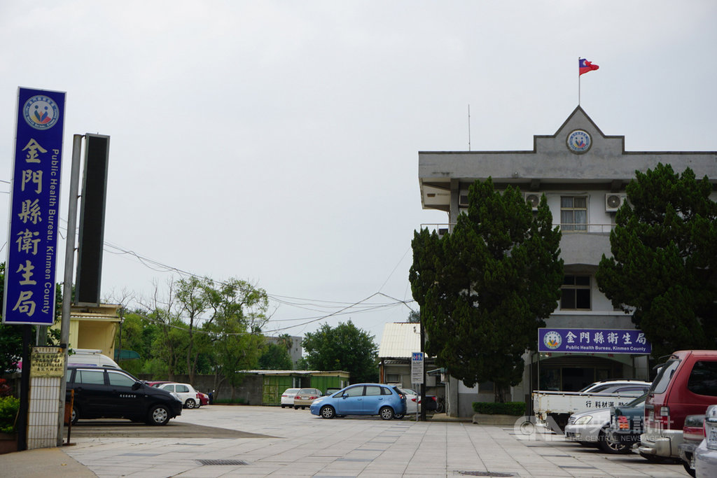 金門縣衛生局27日表示,隨著台灣地區疫情趨漸平穩,口罩購買多元管道陸續上路,6月1日起衛生所口罩販售時間調整為為週一到週五,週末和週日不再提供服務。中央社記者黃慧敏攝 109年5月27日