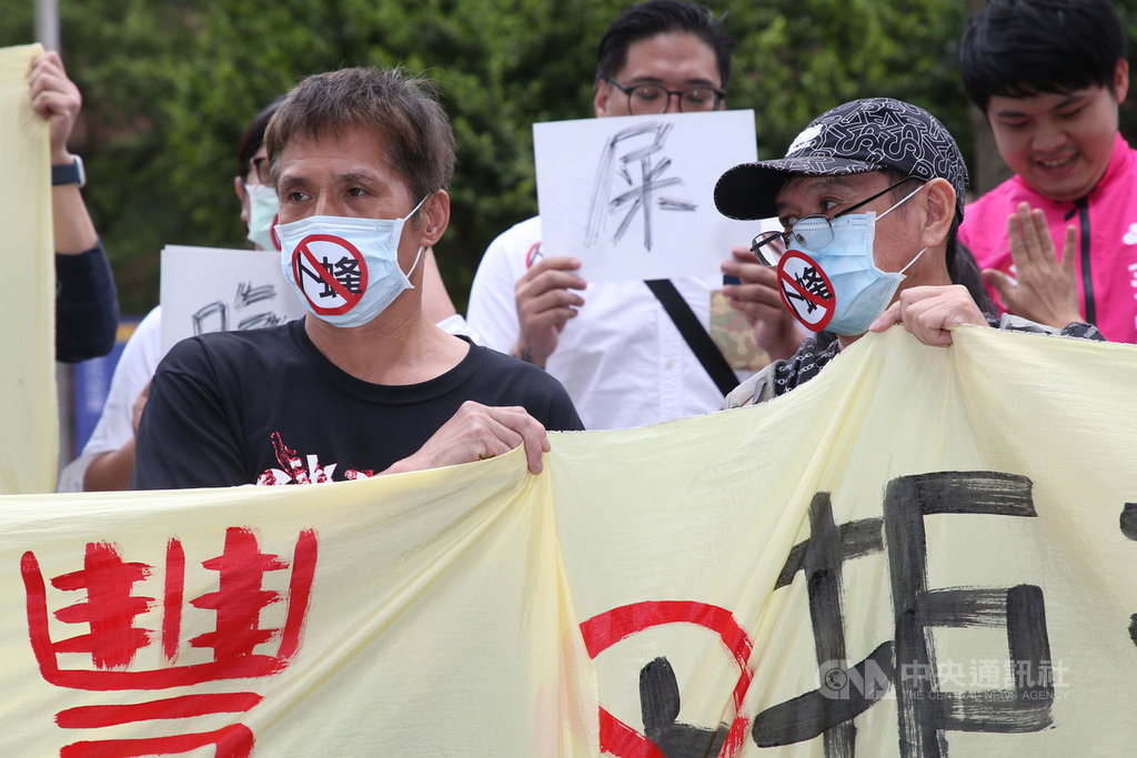 「拒絕養雞污染 卜蜂離開花蓮」記者會27日在台北寒舍艾美酒店大門前舉行,花蓮壽豐、鳳林、光復三地自救會鄉親,拉布條、呼口號抗議,誓死捍衛家園。中央社記者鄭傑文攝 109年5月27日