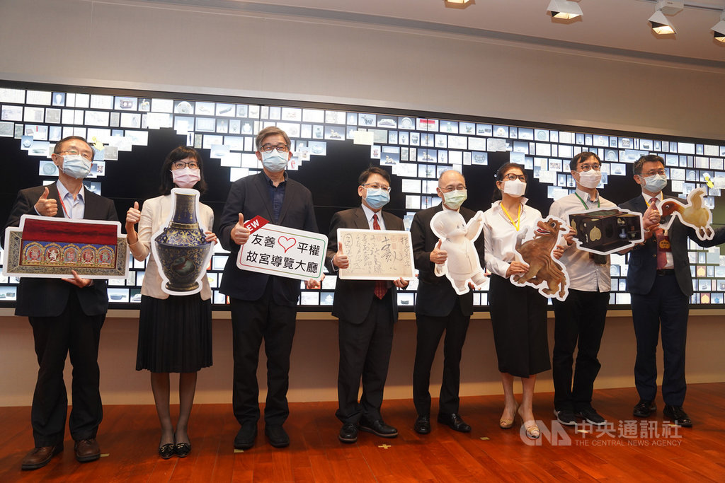 國立故宮博物院北部院區27日召開「文物互動導覽牆」開幕記者會,院長吳密察(右4)與政務副院長黃永泰(左3)、常務副院長余佩瑾(左2)等人合影留念。中央社記者徐肇昌攝 109年5月27日