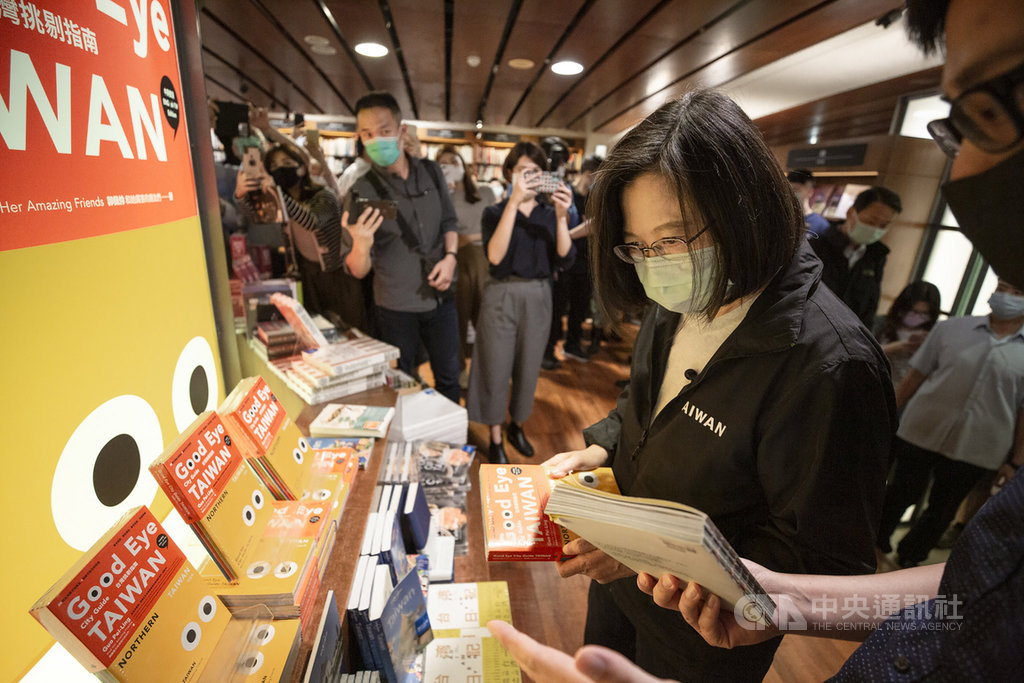 總統蔡英文27日下午利用行程空檔,赴誠品敦南店,重溫過去逛書店的時光。(總統府提供)中央社記者葉素萍傳真 109年5月27日