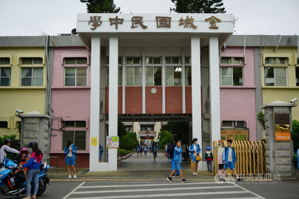 武漢肺炎(2019冠狀病毒疾病,COVID-19)疫情在國內趨緩,金門縣政府教育局27日表示,畢業典禮等大型活動,依中央流行疫情指揮中心「防疫新生活運動」規範辦理,免受室內100人以下、室外500人以下限制。中央社記者黃慧敏攝 109年5月27日