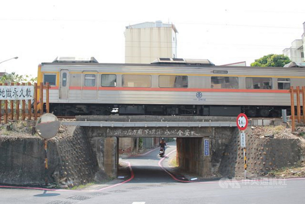 台南文化守護行動聯盟向台南市文化資產管理處提報台南車站周邊暨鐵道線群為文化景觀,希望能整體性保留,文資處將於29日進行現勘。(台南文化守護行動聯盟提供)中央社記者楊思瑞台南傳真 109年5月27日